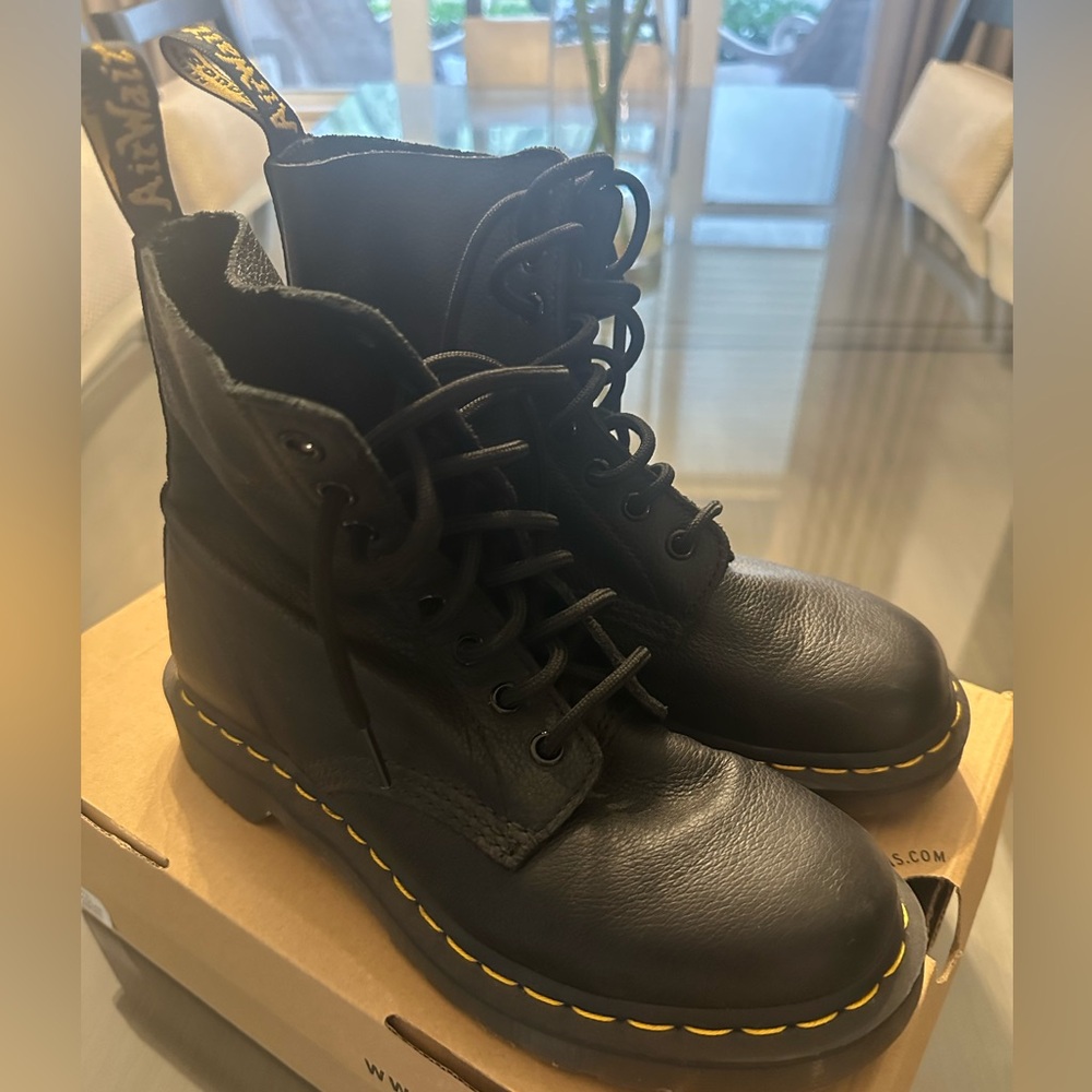 Dr Martins (Doc Martins) 1460 Original Leather Boot Size 7